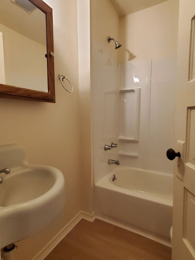 Building Photo - 3 bdrm, 1 bath home for $1995 Rent