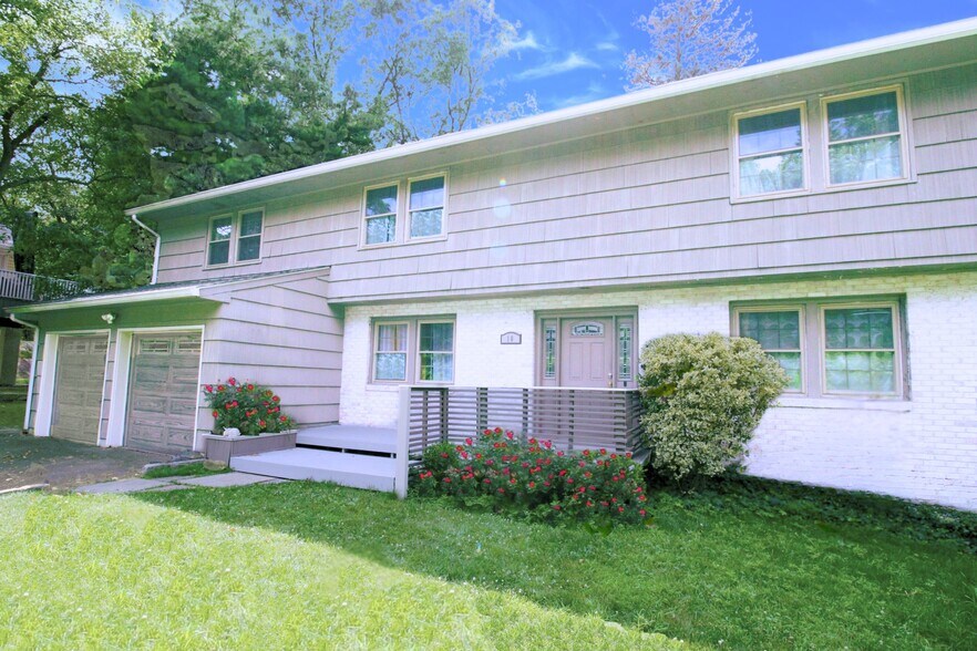 Front view - 10 Lundy Ln