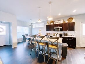 Building Photo - Ellis Flats Townhomes | Modern 3 Bedroom /...