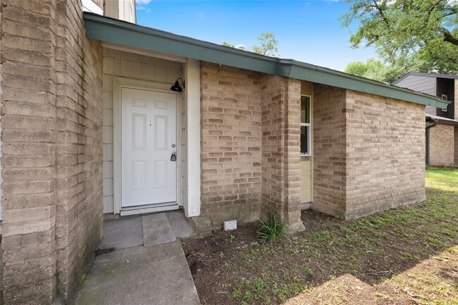 Building Photo - 6903 Woodhue Dr