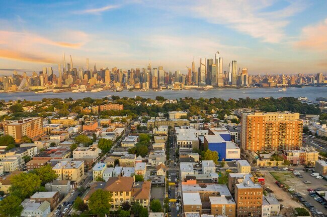 Building Photo - 121 34th St