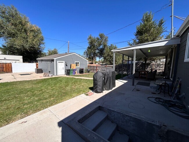 Building Photo - 1571 W Cedar Ave
