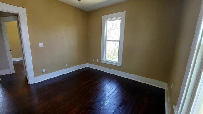 Building Photo - 423 E Sears St