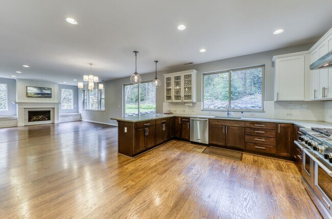 Building Photo - Gorgeous Large Home