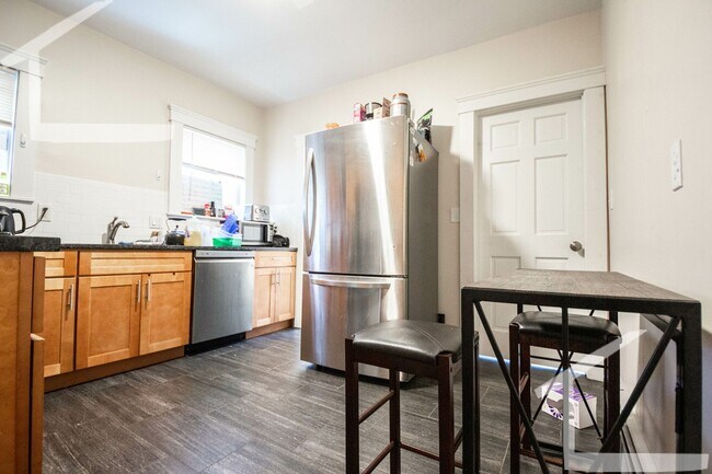 Building Photo - "Meow" included with apartment!