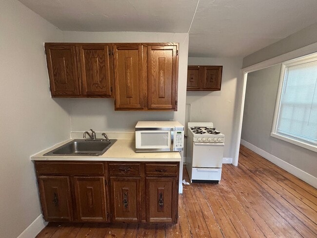 Building Photo - Walnut Street (246) - S