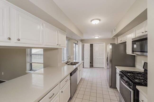 Building Photo - 6915 Eagle Ridge Dr