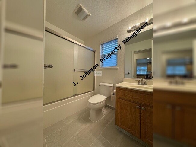 Building Photo - 2bed 2 bth located in Manteca