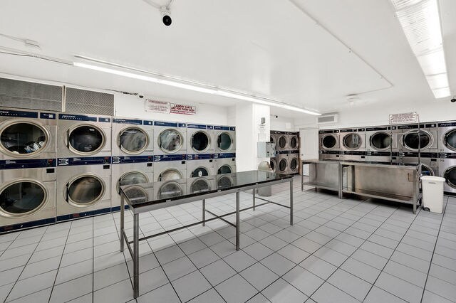 laundry - 655 W Irving Park Rd