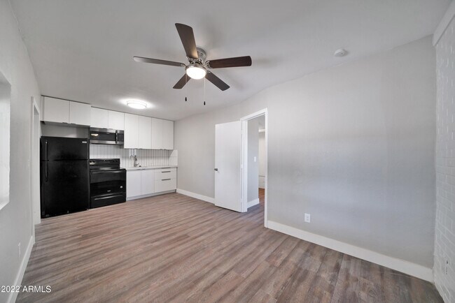 Building Photo - 6 E Linda Ln