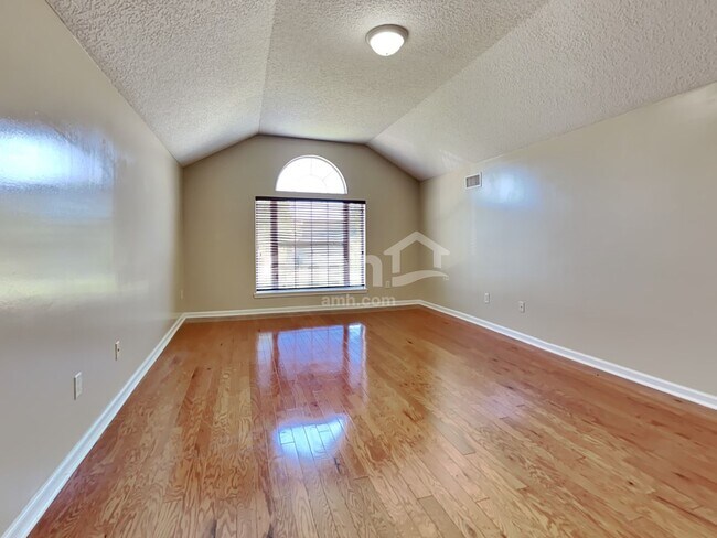 Building Photo - 821 Templeton Ln