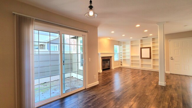 Building Photo - Gorgeous Single Story Condo in Folsom!