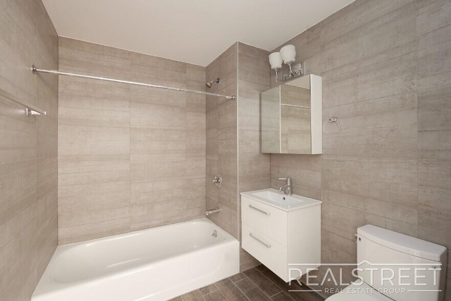 Building Photo - LUXURY 3 BR 2 Bath in Queens!