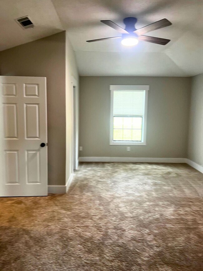 Building Photo - Spacious 4 Bedroom Home with Flex Room & S...