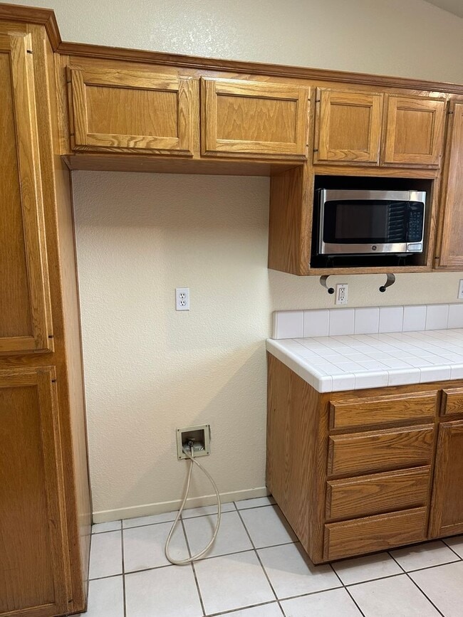 Building Photo - 3/2 Granville in NW Fresno. 3 car garage a...