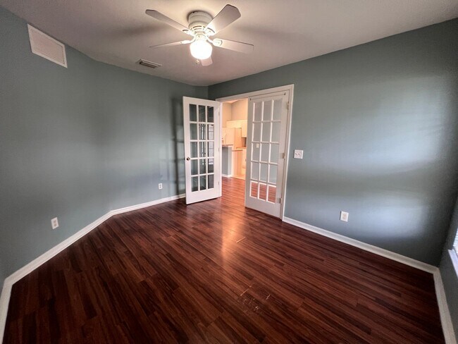 Building Photo - Charming 3-bedroom, 2-bath single-family home with a garage.