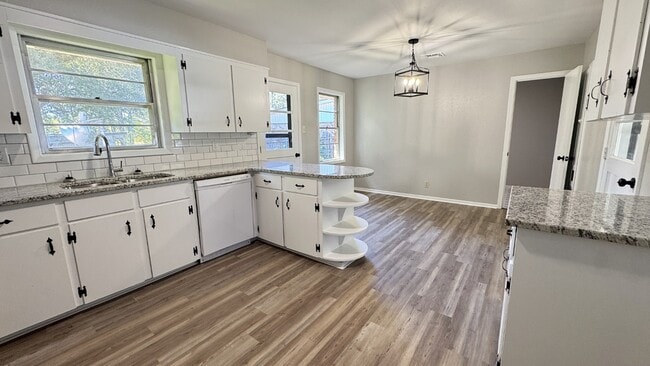 Building Photo - 401 Bayou Oaks Dr