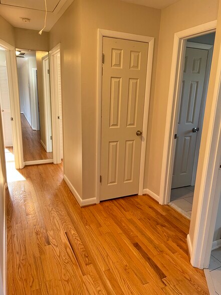 Building Photo - 8188 Meadowview Ln