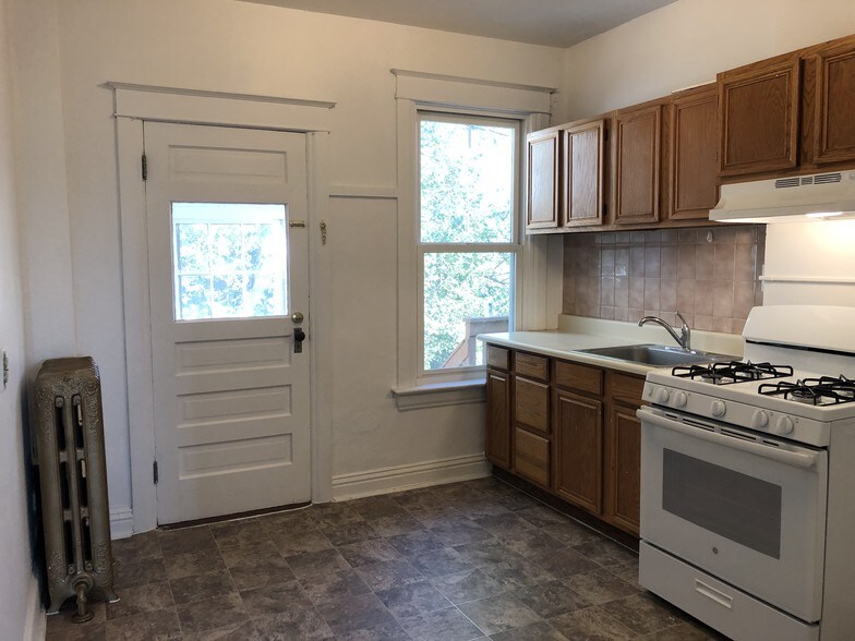 Building Photo - 516 S Sherman St