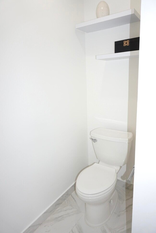 Building Photo - 403 Pinegrove Ave