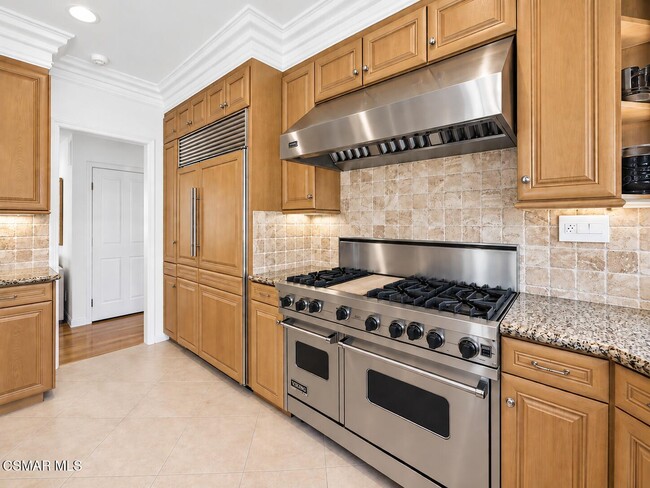 Building Photo - 5801 Middle Crest Dr