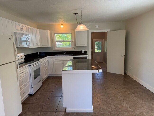 Building Photo - Large updated 2 bedroom 1 bathroom house in Springfield!