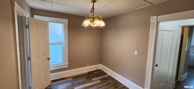 Building Photo - 814 13th Ave S