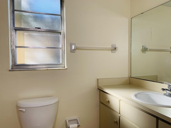 Building Photo - 115 Windtree Ln