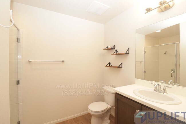 Building Photo - Spacious 4-bedroom, 4-bath Condo