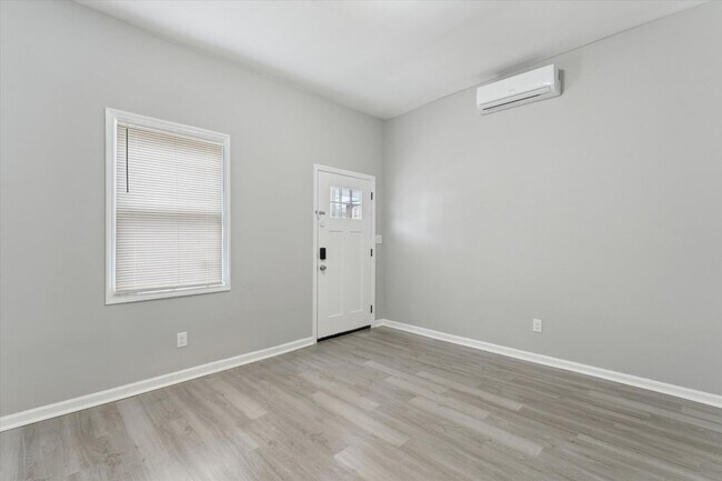Building Photo - 816-816 W 38th St