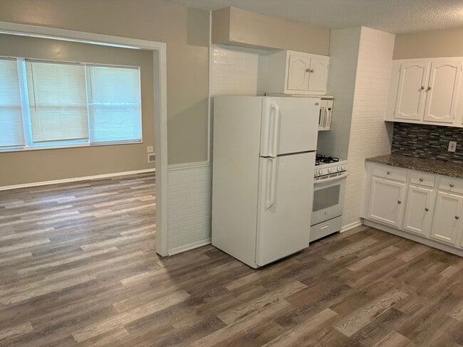 Building Photo - Large 3 bedroom house available