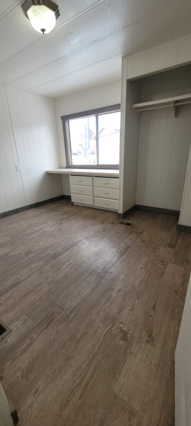 Building Photo - Mountain View Estates