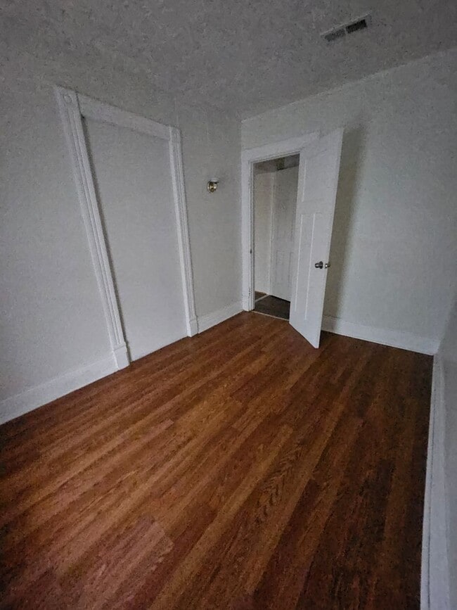 Building Photo - Upper 3 bedroom unit