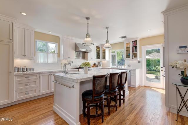 Building Photo - 807 N Doheny Dr