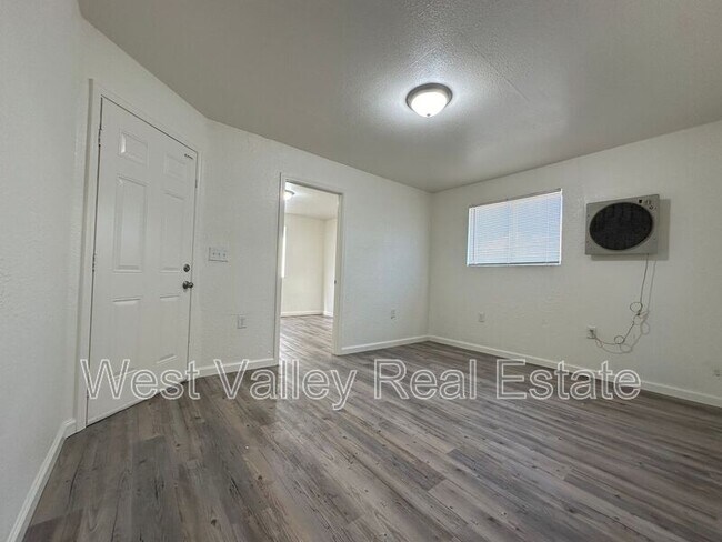 Building Photo - 616 5th St