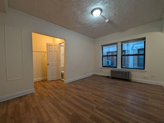 Building Photo - 5417 N Kenmore Ave