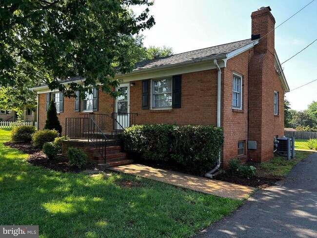 Building Photo - 525 Azalea St
