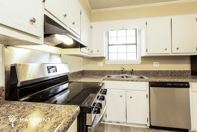 Building Photo - Spacious Four Bedroom