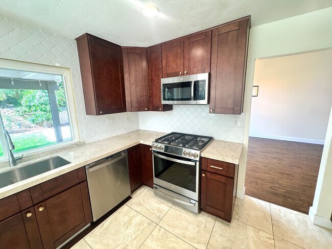 Building Photo - Rare opportunity spacious remodeled Camarillo Home on cul-de-sac with Electricity included!