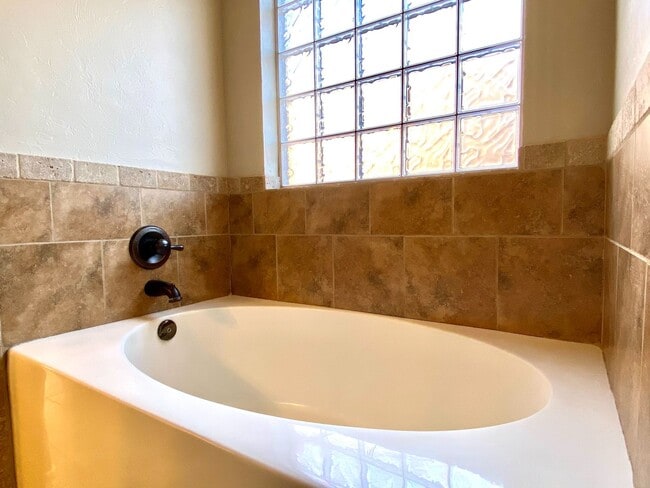 Building Photo - 3 Bed, 3 Bath With Bonus Room in Deer Creek Schools