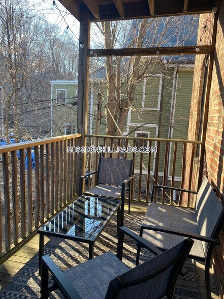 Building Photo - 2 Hillside St