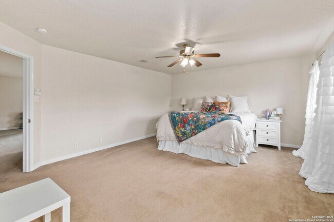 Building Photo - Charming Home Awaits: Spacious & Modern Li...