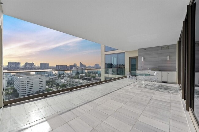 Building Photo - 17901 Collins Ave