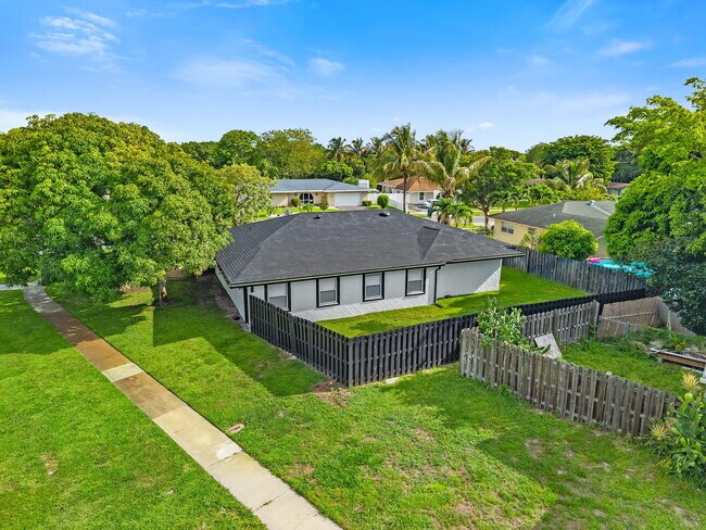 Building Photo - 908 Hibiscus Dr