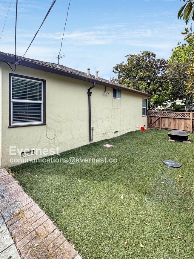 Building Photo - 924 Allerton St