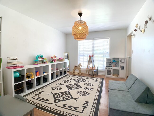 Building Photo - 873 Gordon Pl
