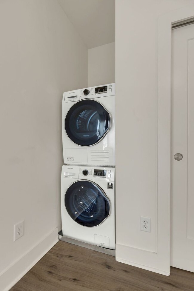 Building Photo - Simple living?  We got you.  $1150/mo wate...