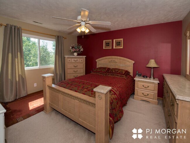 Building Photo - 4 bedroom, 3 bathroom - Available 9/15- Co...