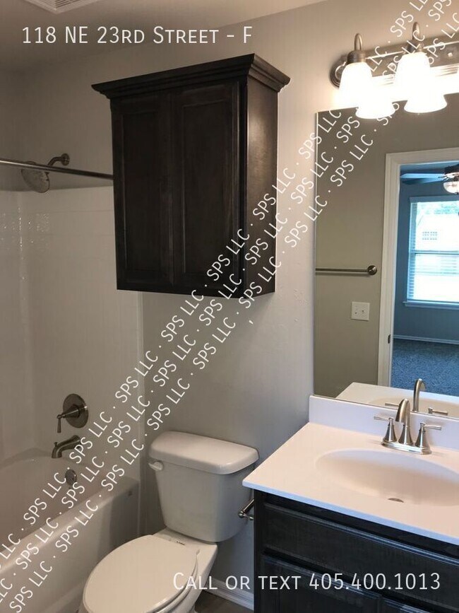 Building Photo - 118 NE 23rd St