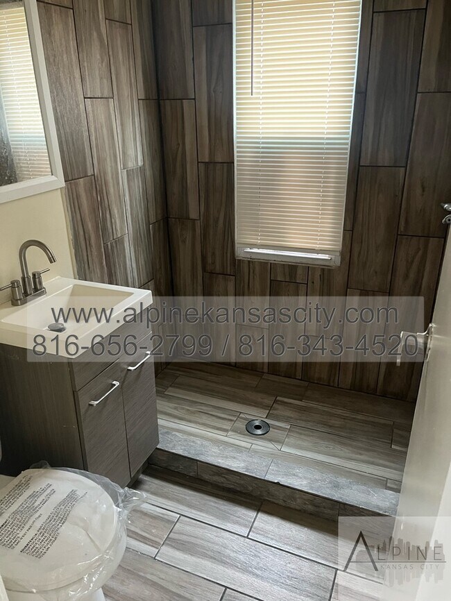 Building Photo - 3 Bedroom NE Home